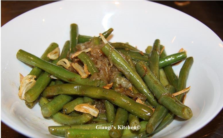 green-beans-with-garlic-chips-and-olive-oil-copy-8x6.JPG