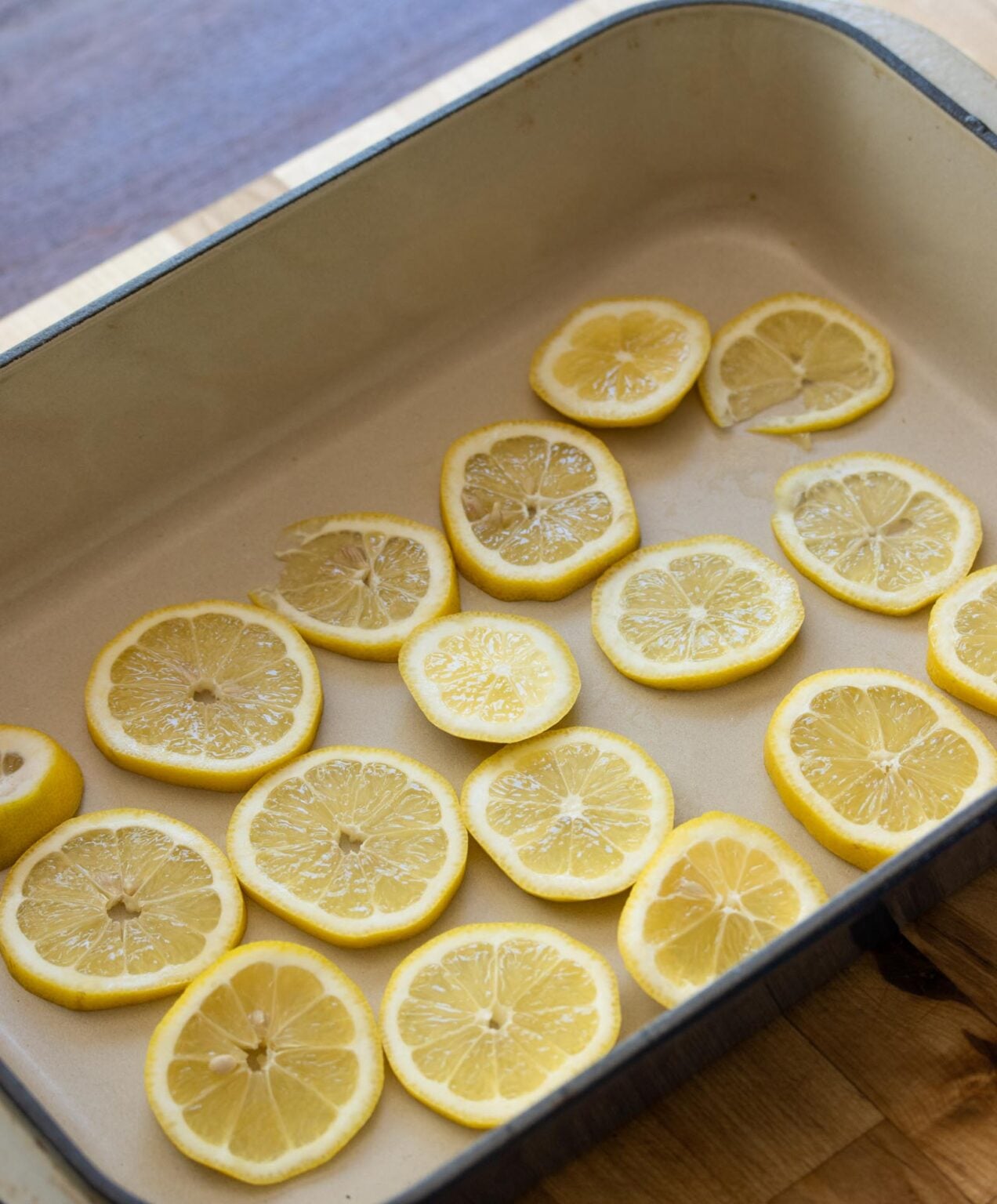 Slices of lemon in the baking dish. 
