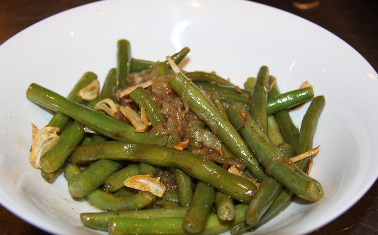 green beans with garlic chips and olive oil