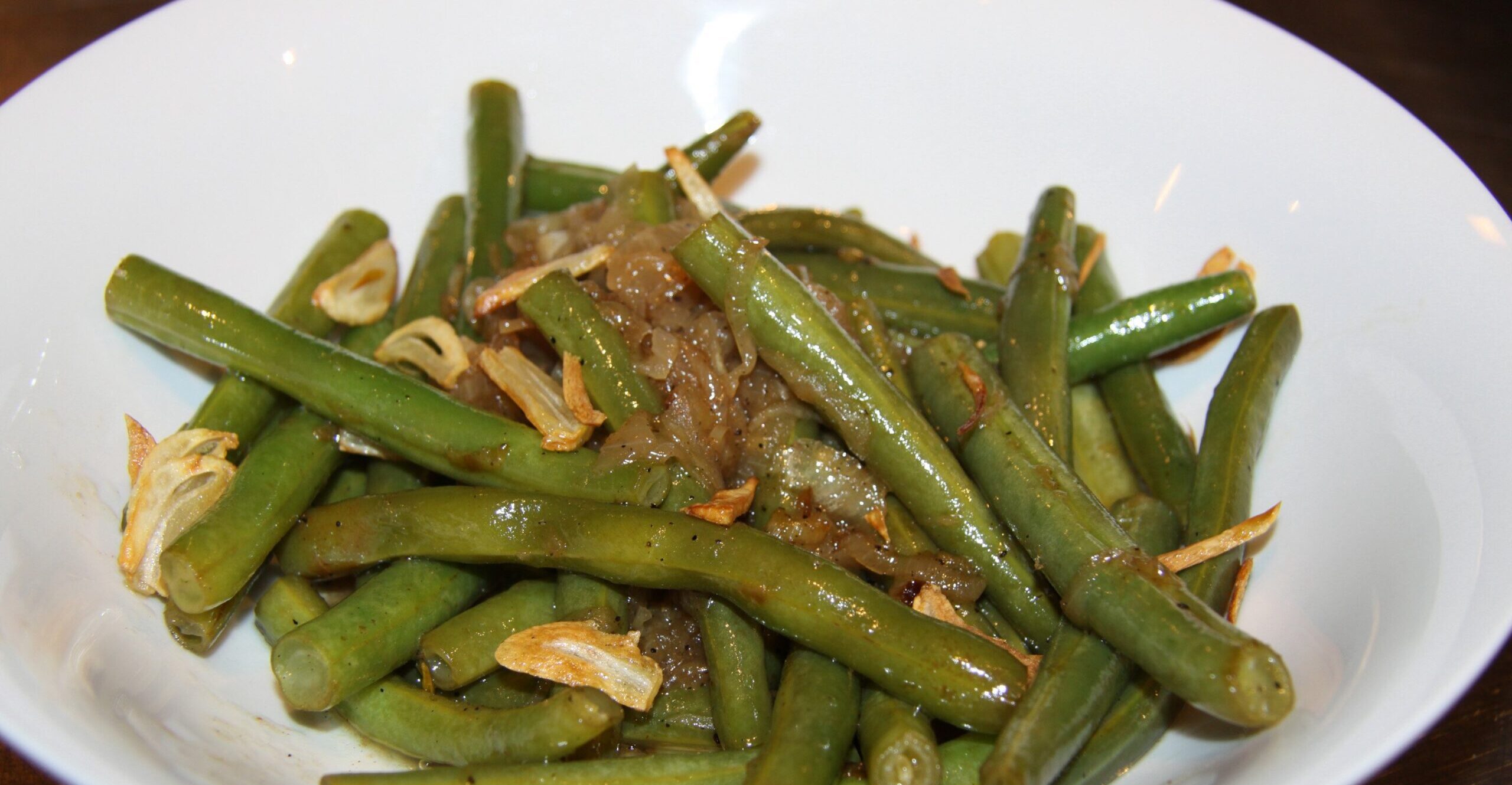 green beans with garlic chips and olive oil