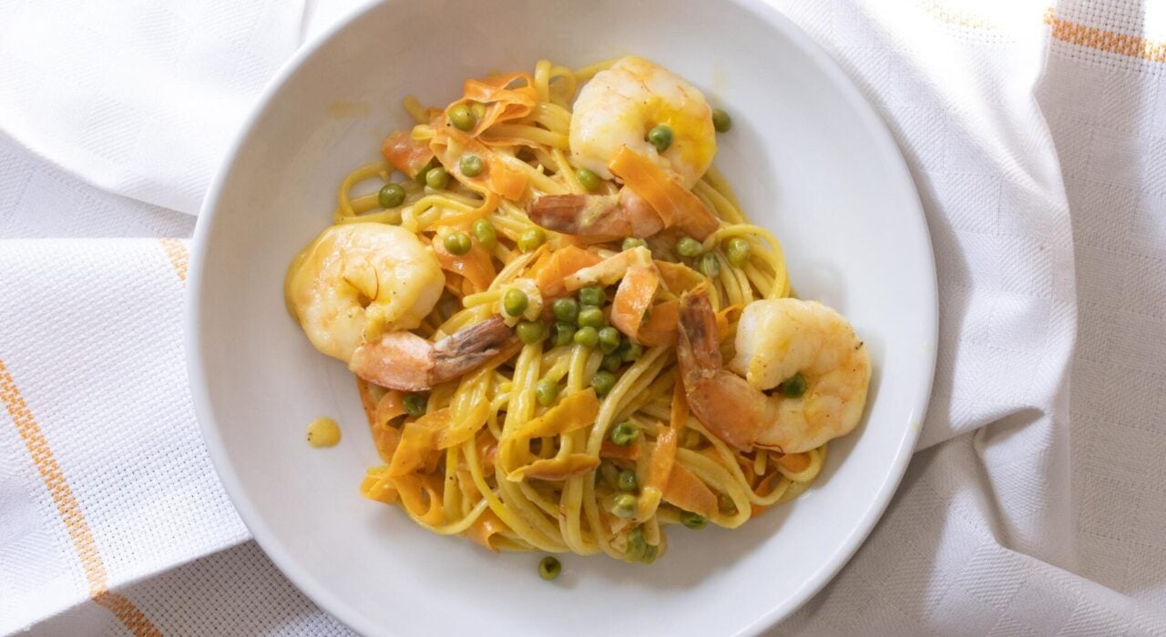 Turmeric Linguine with Shrimps and Saffron Sauce Turmeric Linguine with Shrimps and Saffron Sauce