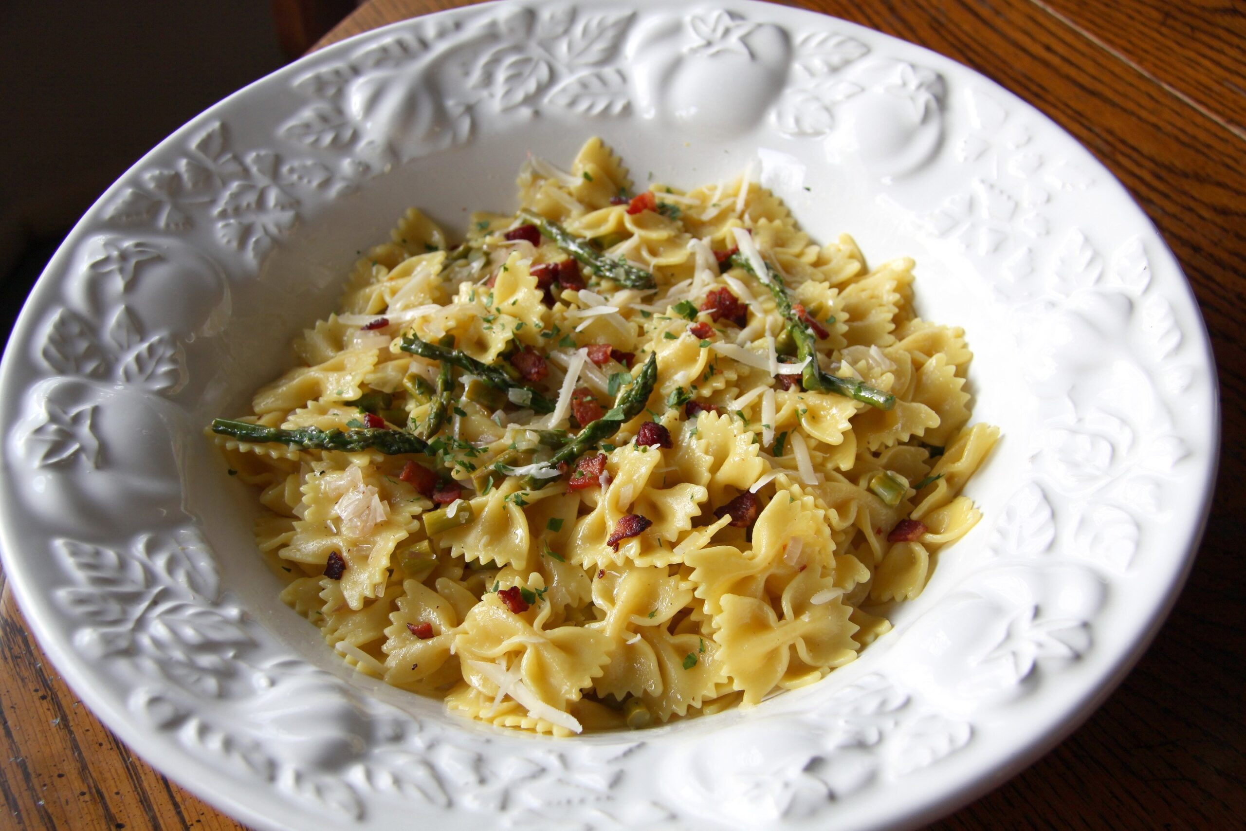 farfalle pasta with fresh asparagus and saffon