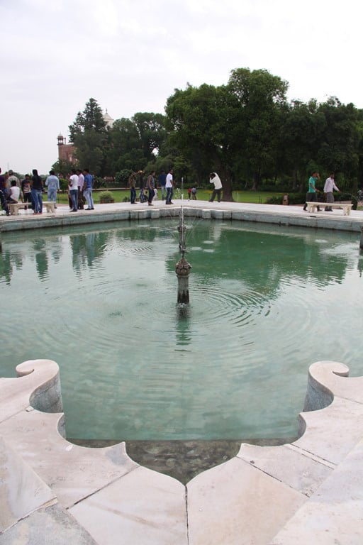 Fountain in direct line with the Taj Mahal