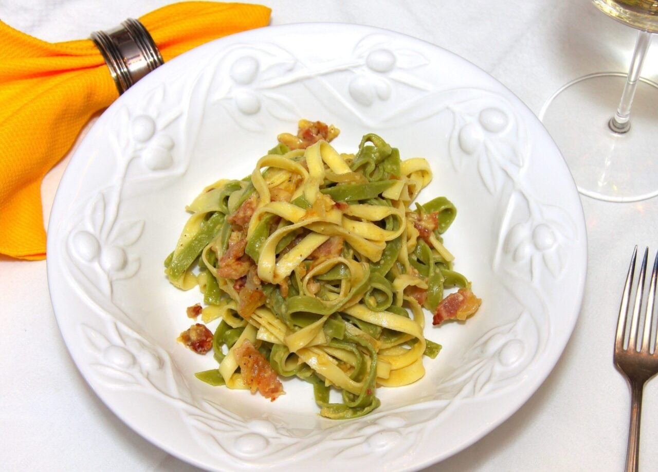 Fettuccine Paglia e Fieno alla Carbonara in a white dish