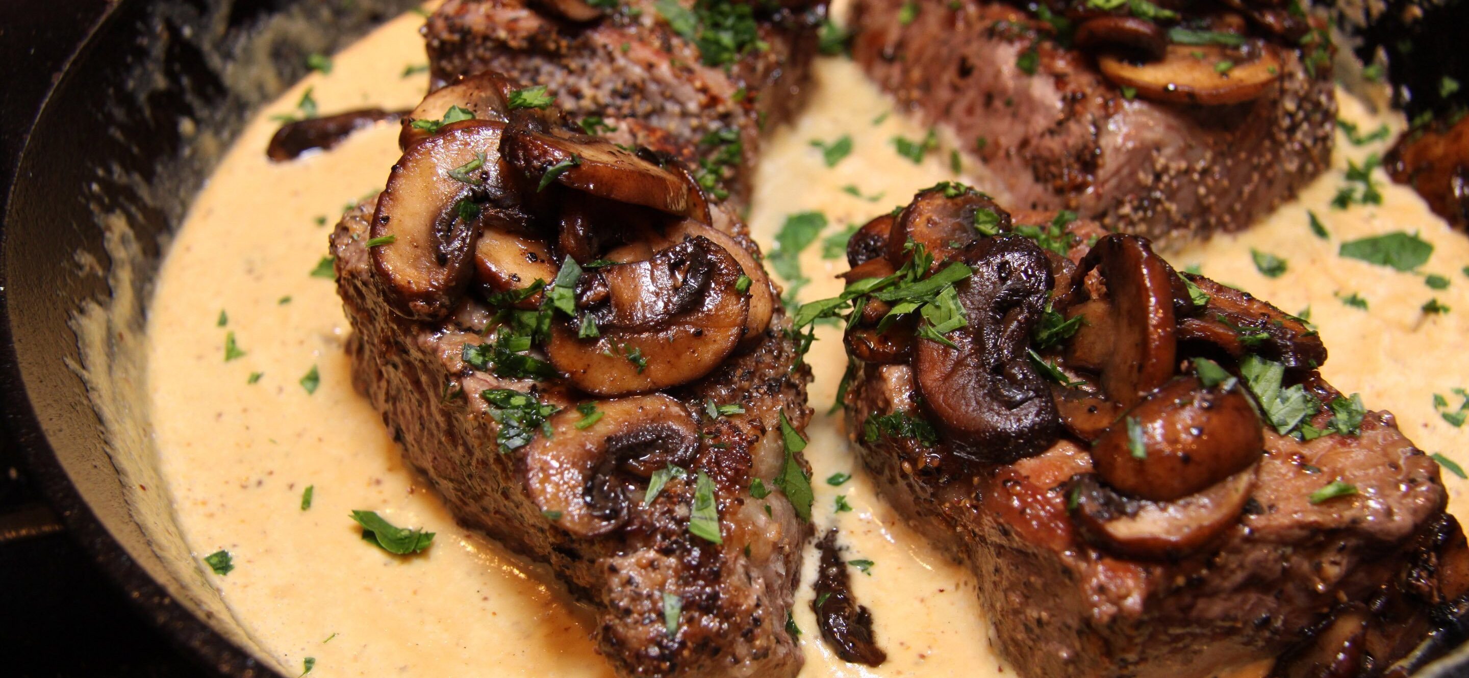 New York steaks with mustard adn mushrooms
