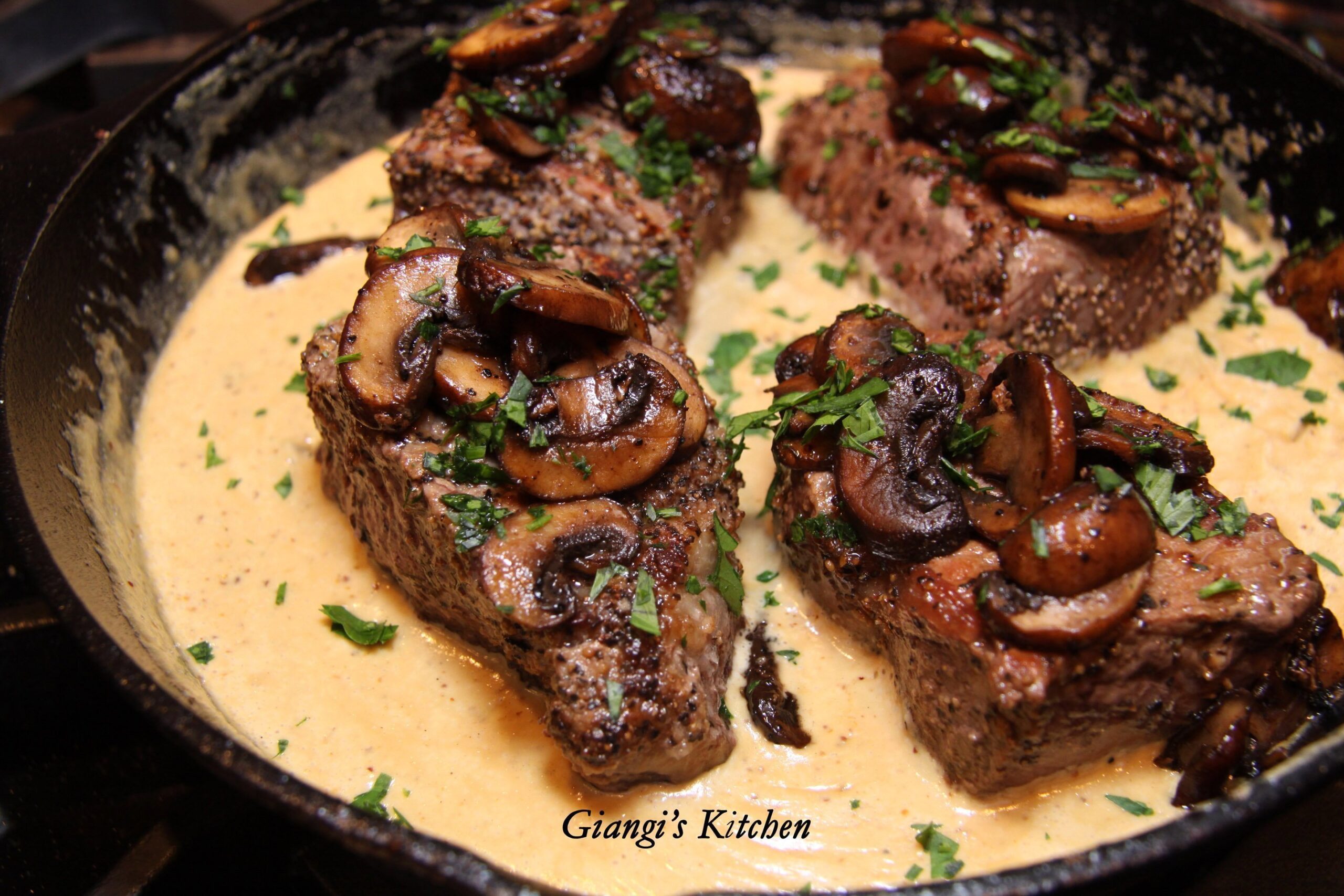 New York steaks with mustard adn mushrooms