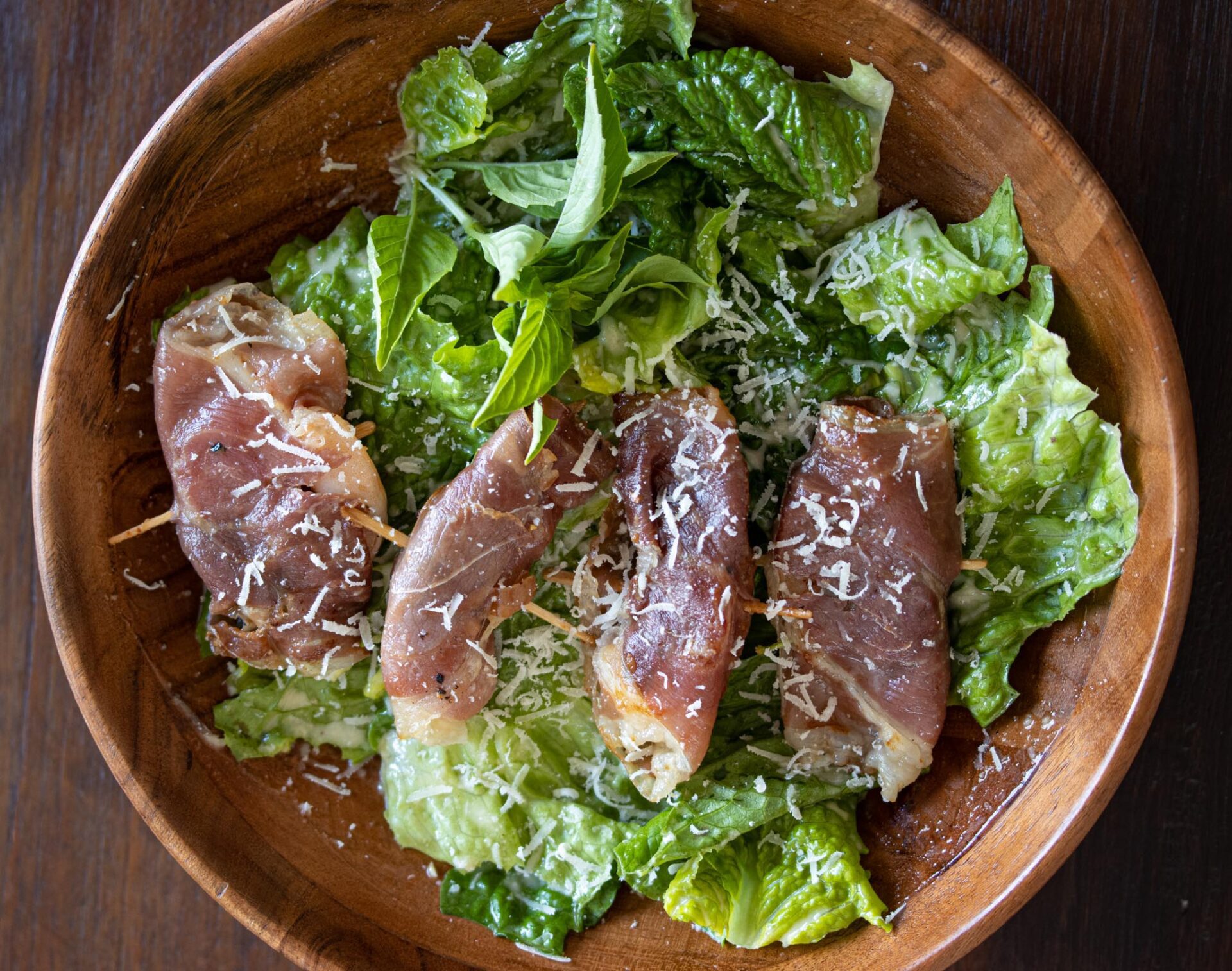 caesar's salad with shrimps saltimbocca