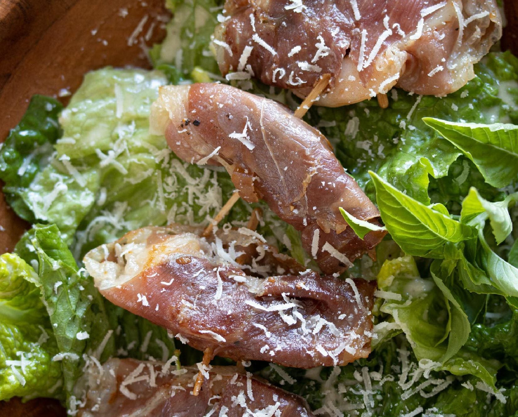 caesar's salad with shrimps saltimbocca