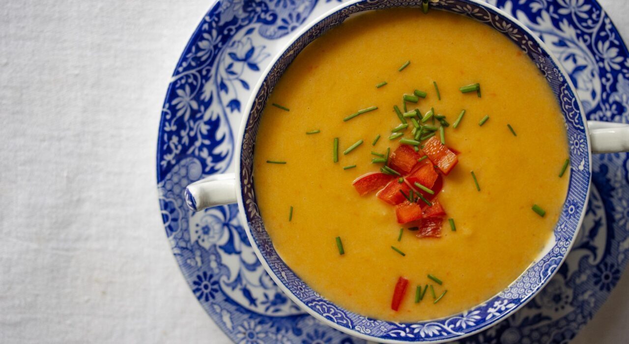 Roasted bell peppers cream soup Roasted bell peppers cream soup inside blue and white cups