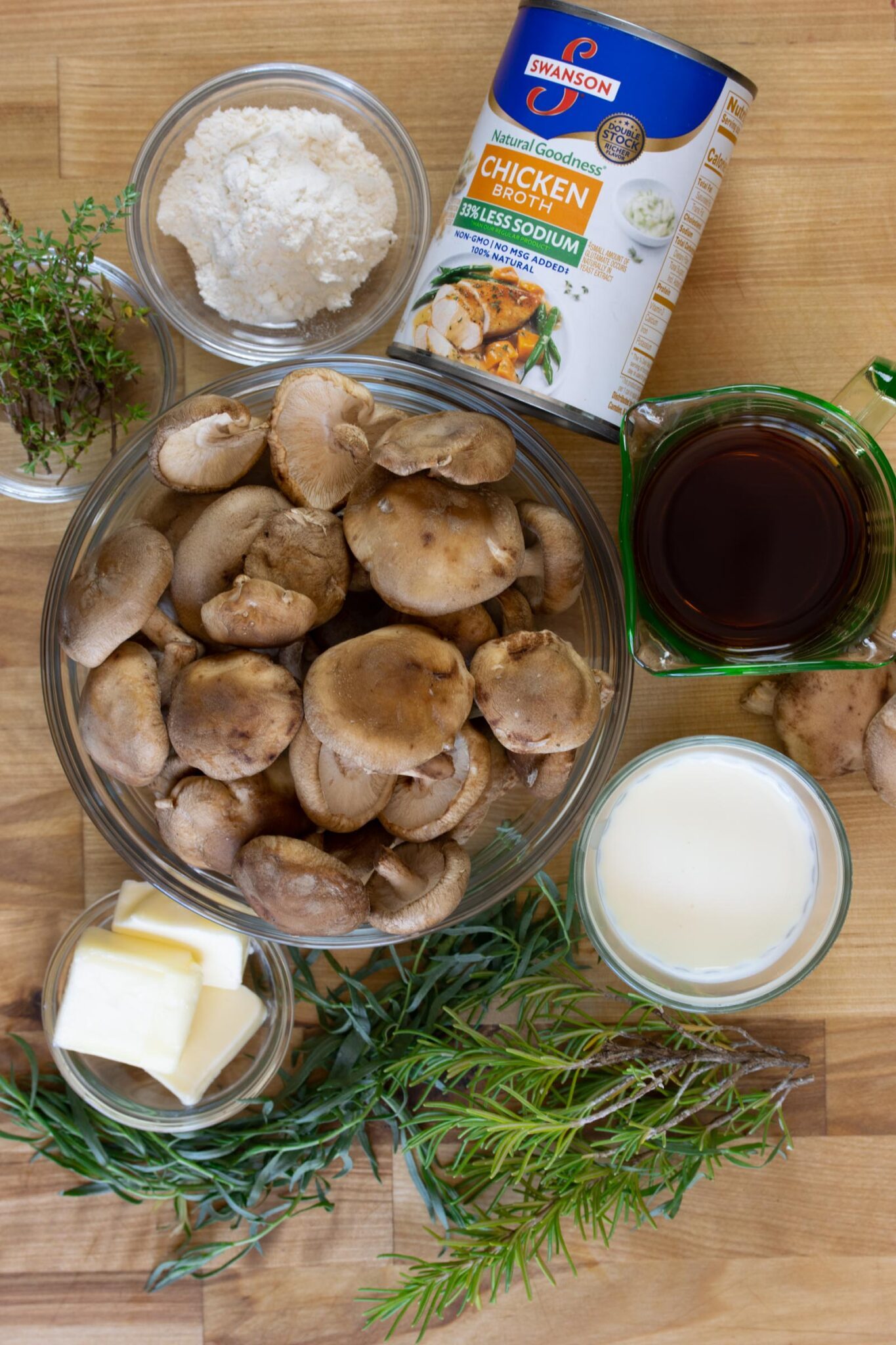 Ingredients needed to make shiitake mushrooms gravy.