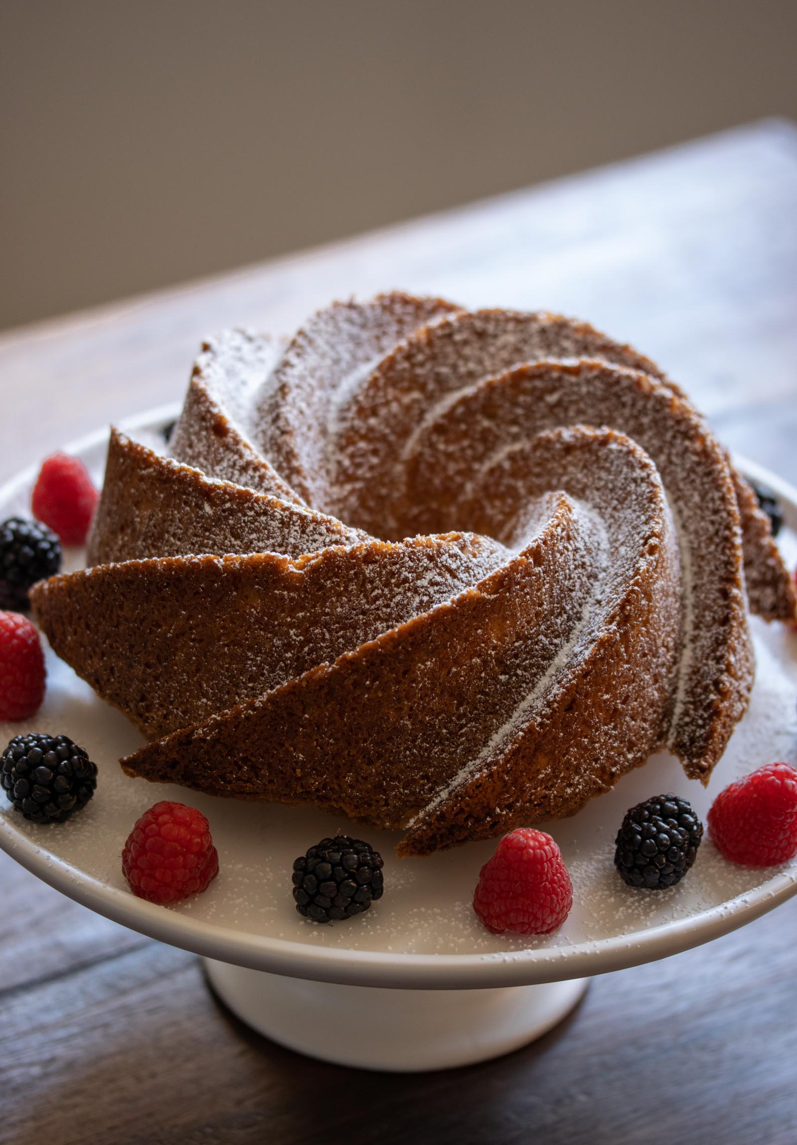 Pound cake with berries.