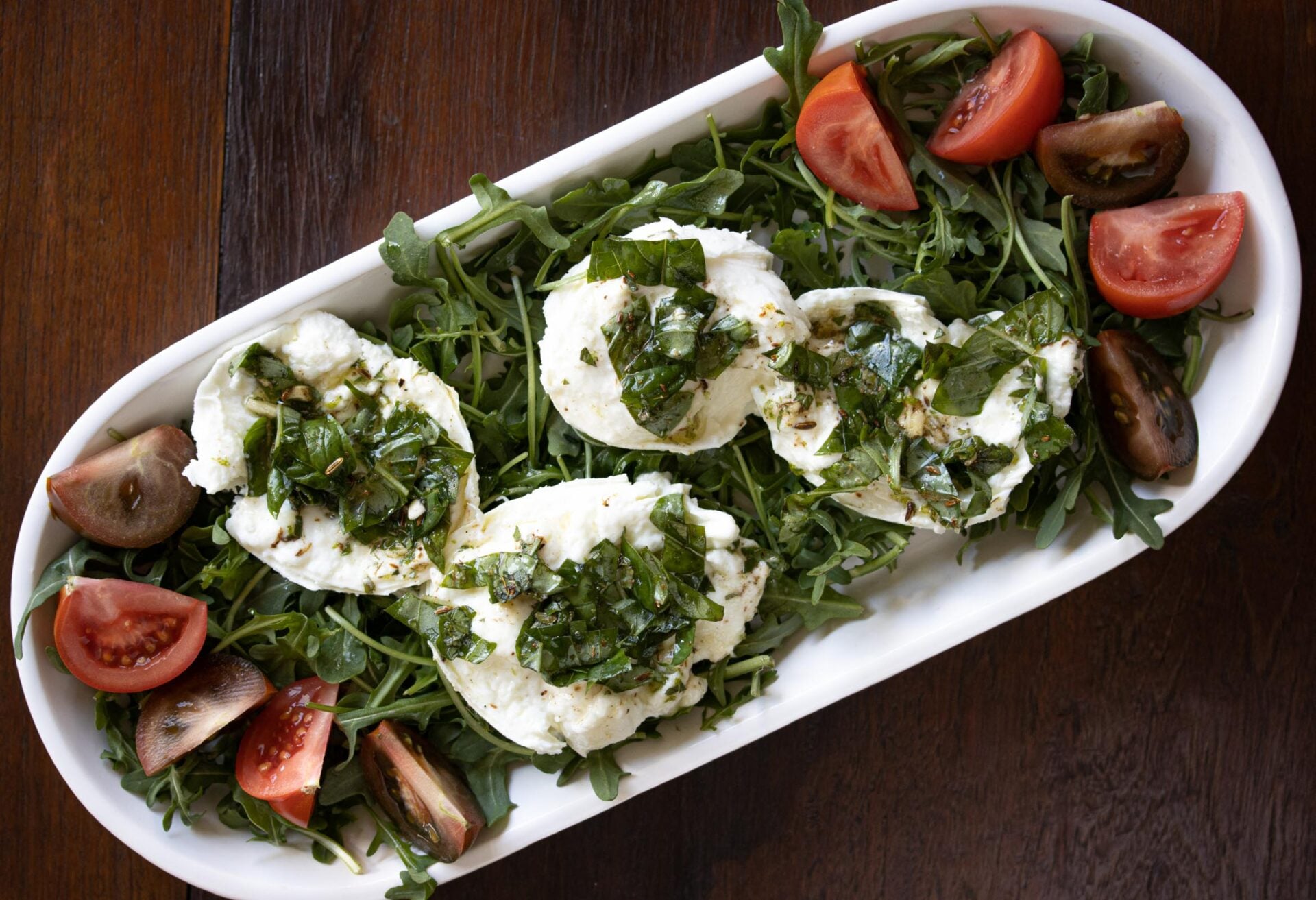 Buffalo mozzarella marinated, with tomatoes and arugula
