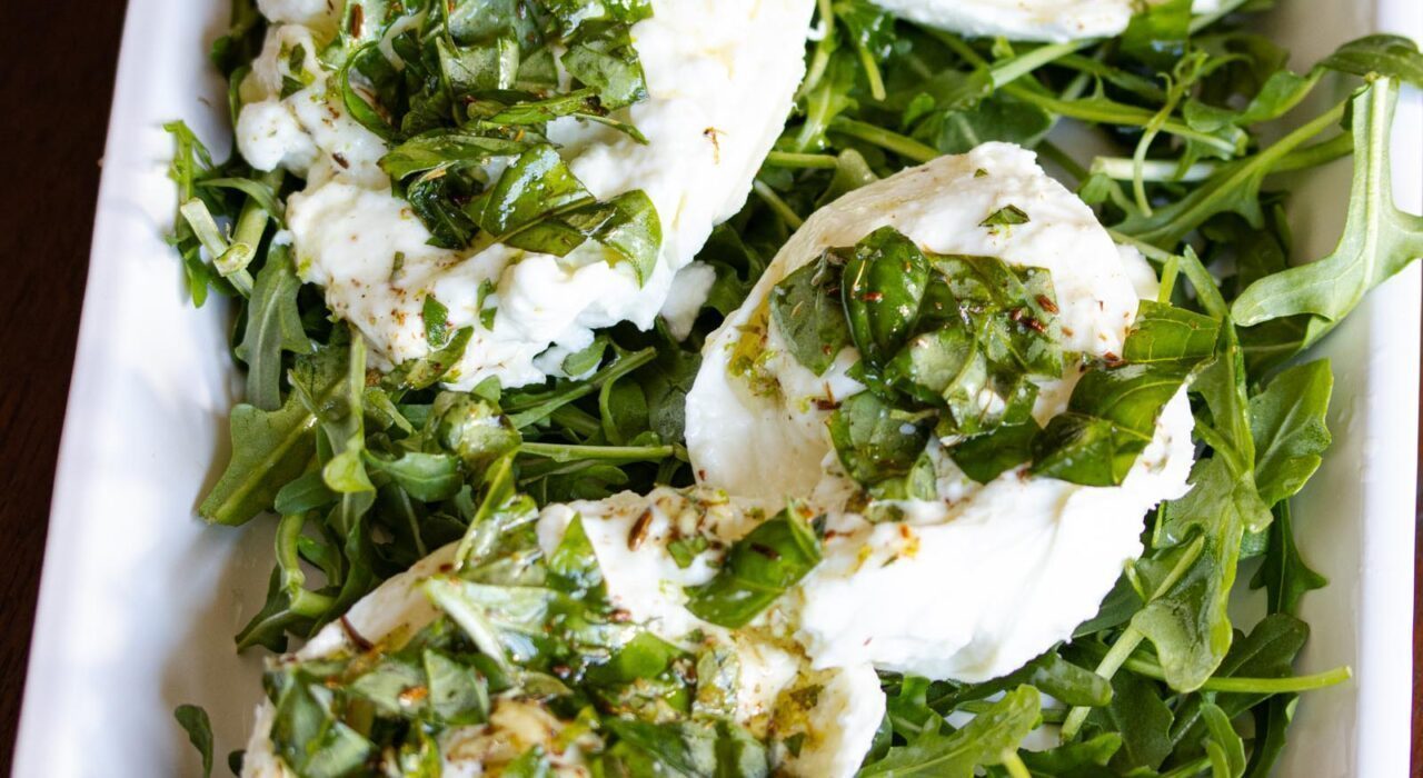 Buffalo mozzarella marinated, with tomatoes and arugula