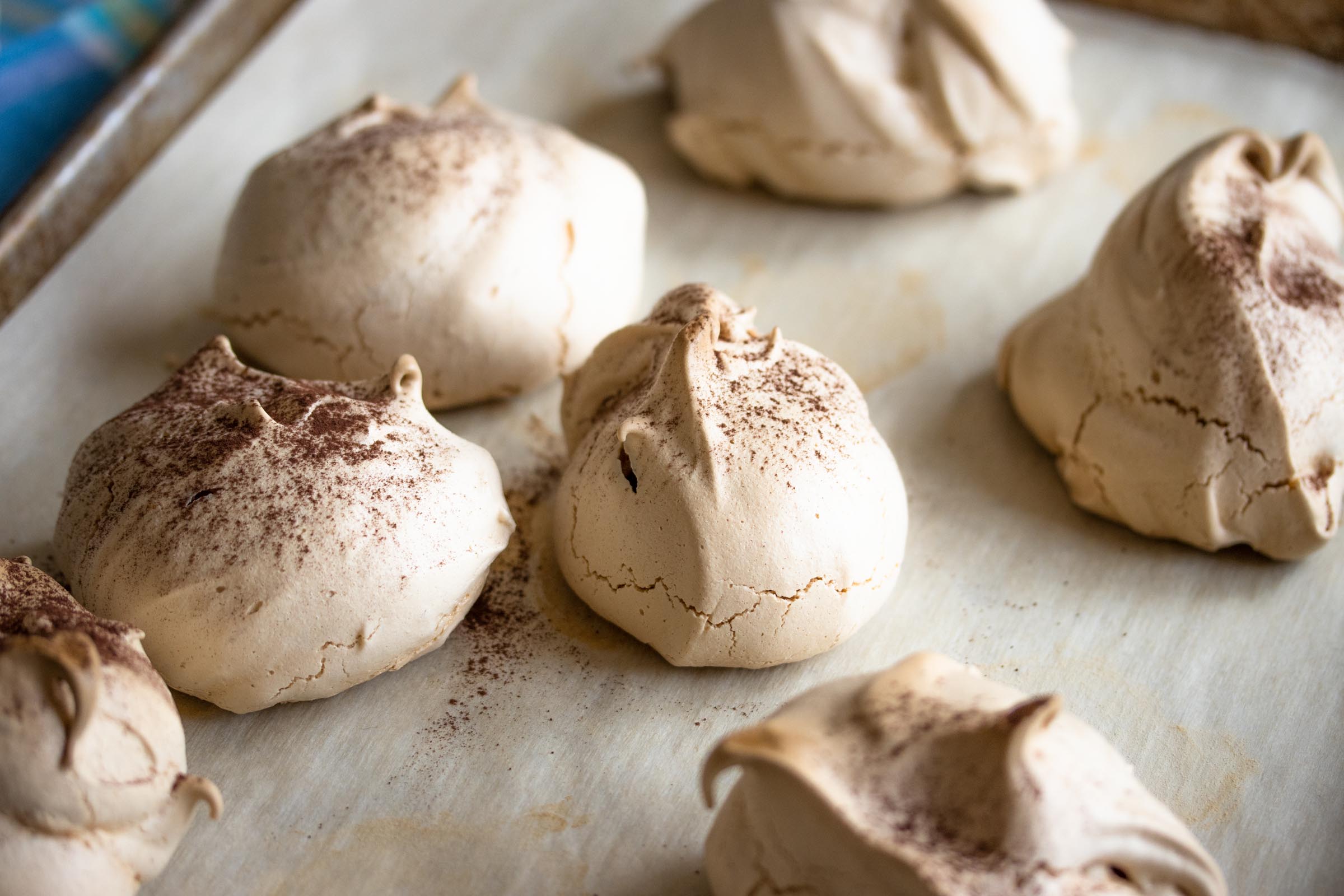 MERINGUES WITH COCOA POWDER