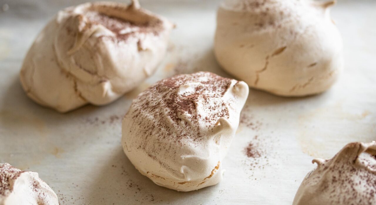 MERINGUES WITH COCOA POWDER