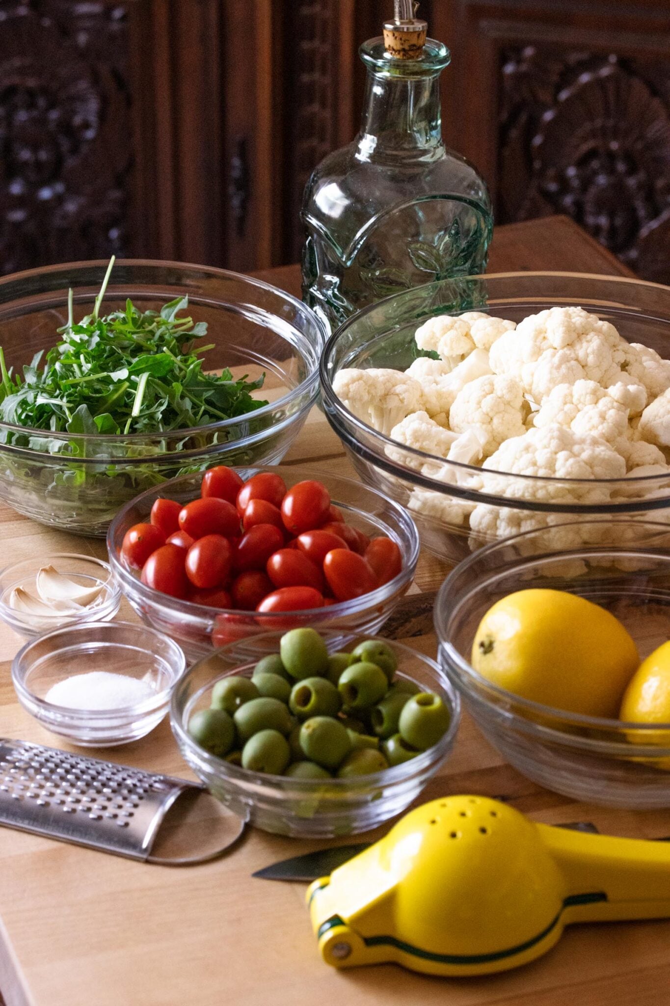 ingredients to make the cauliflower with olives and tomatoes