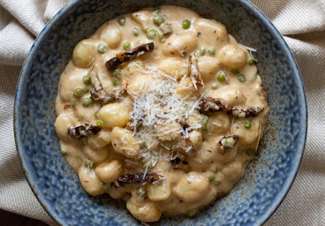 Gnocchi with Cream, Sun-Dried Tomatoes and Peas Gnocchi with Cream, Sun-Dried Tomatoes and Peas