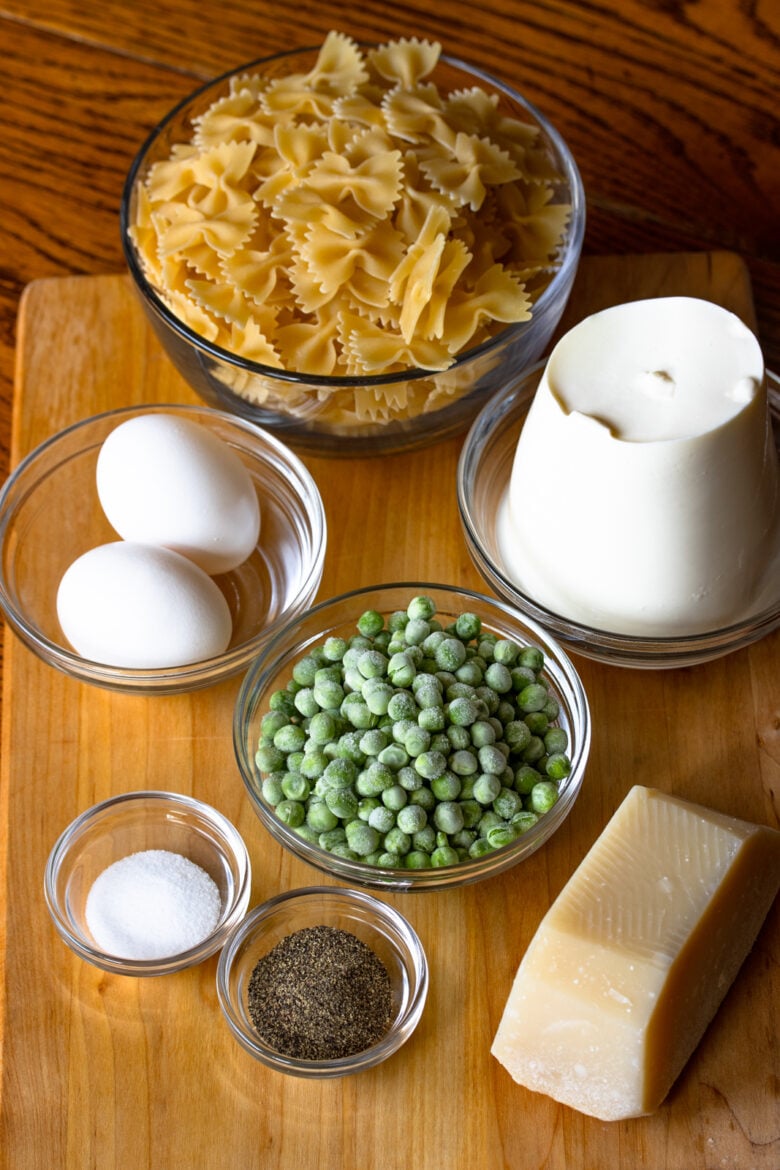 Ingredients needed to make this recipe of pasta with ricotta and peas.