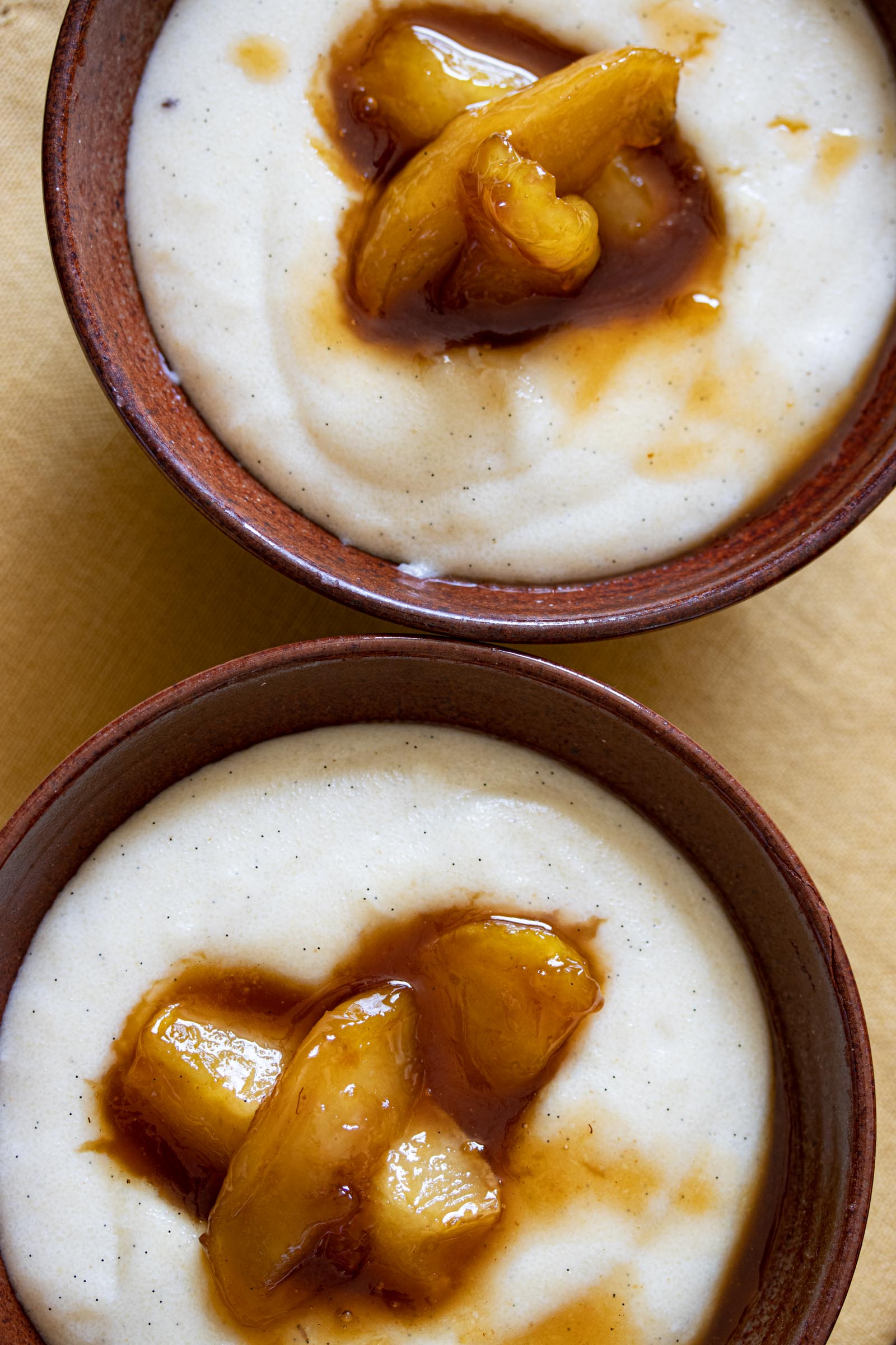 Caramel apples with semolina pudding