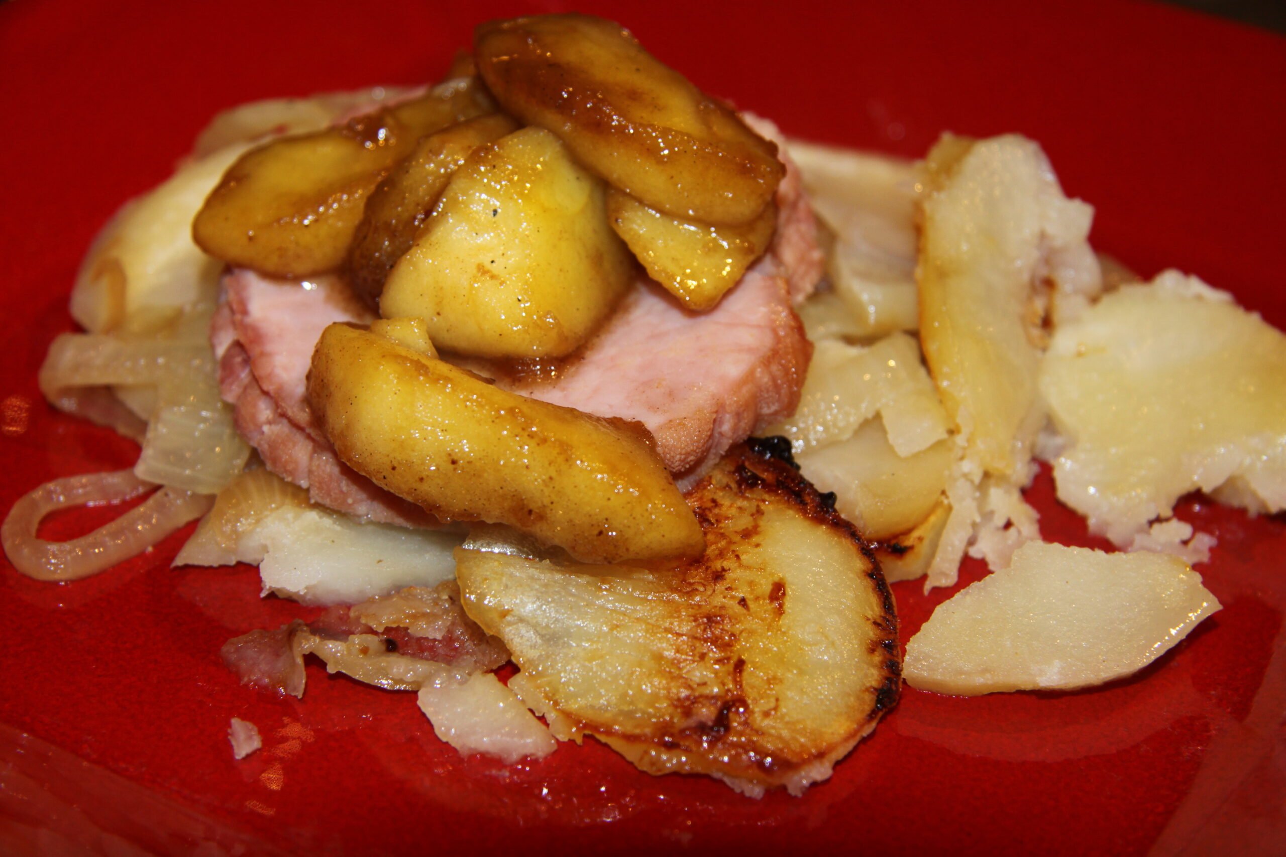 smoked pork chops with potatoes and apples