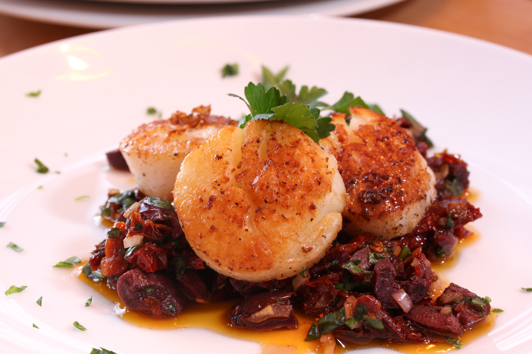seaerd sea scallops with garlic compete