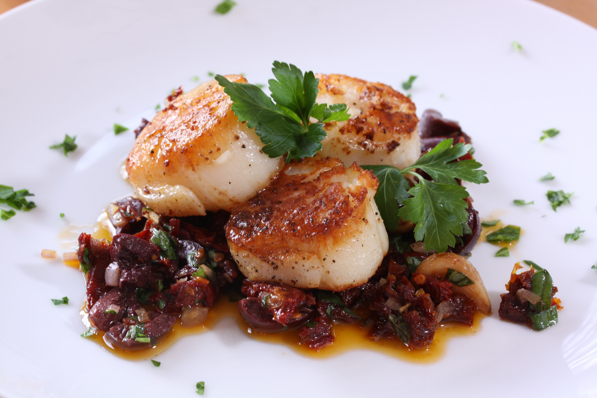 seared sea scallops with garlic compote