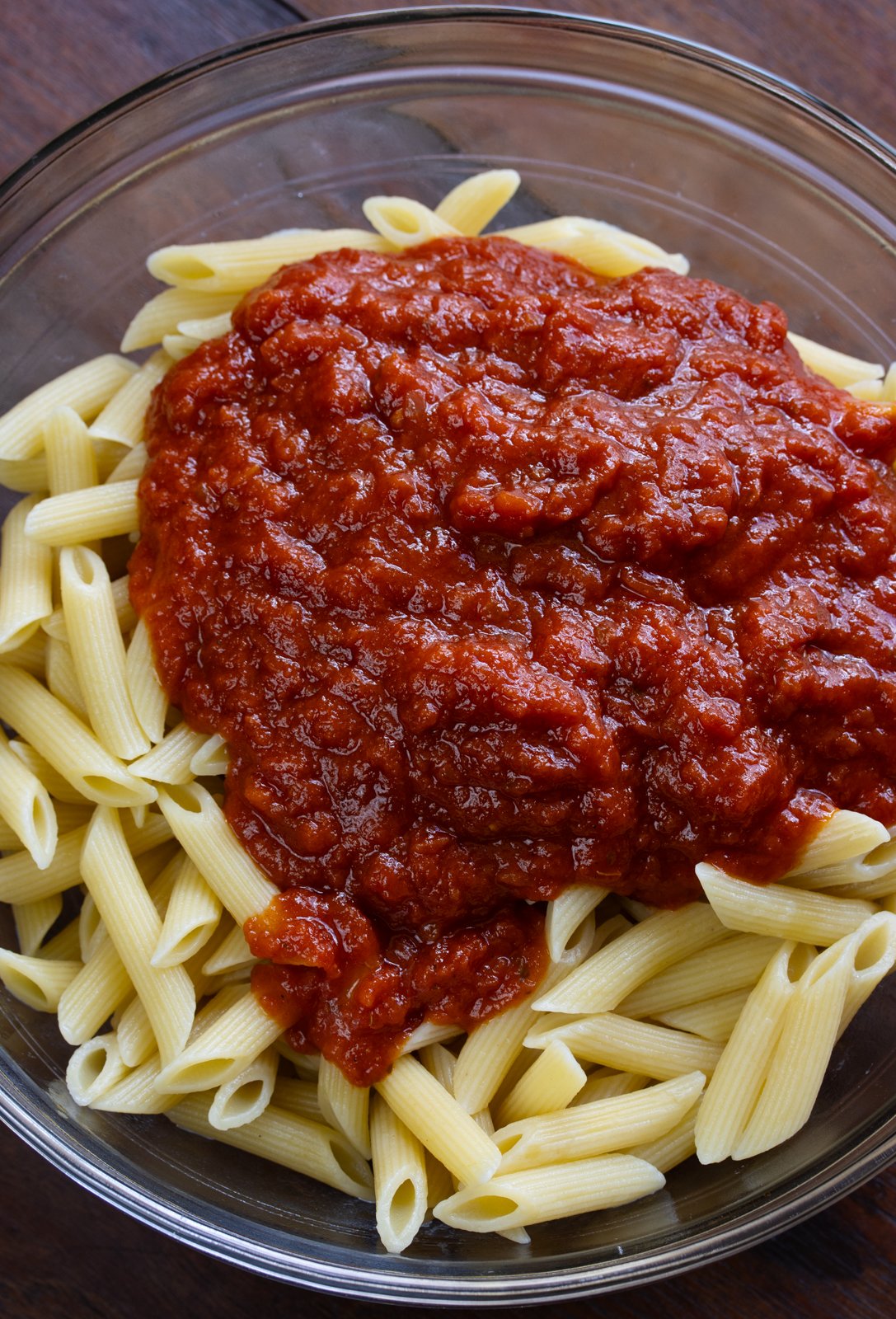 tomato sauce over cooked pasta