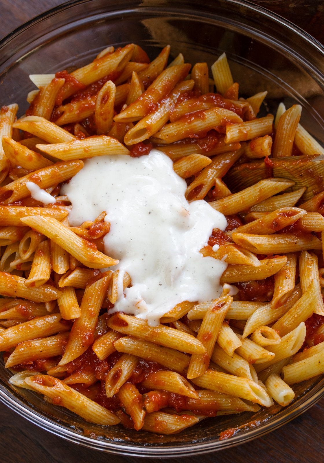 adding bechamel into the pasta