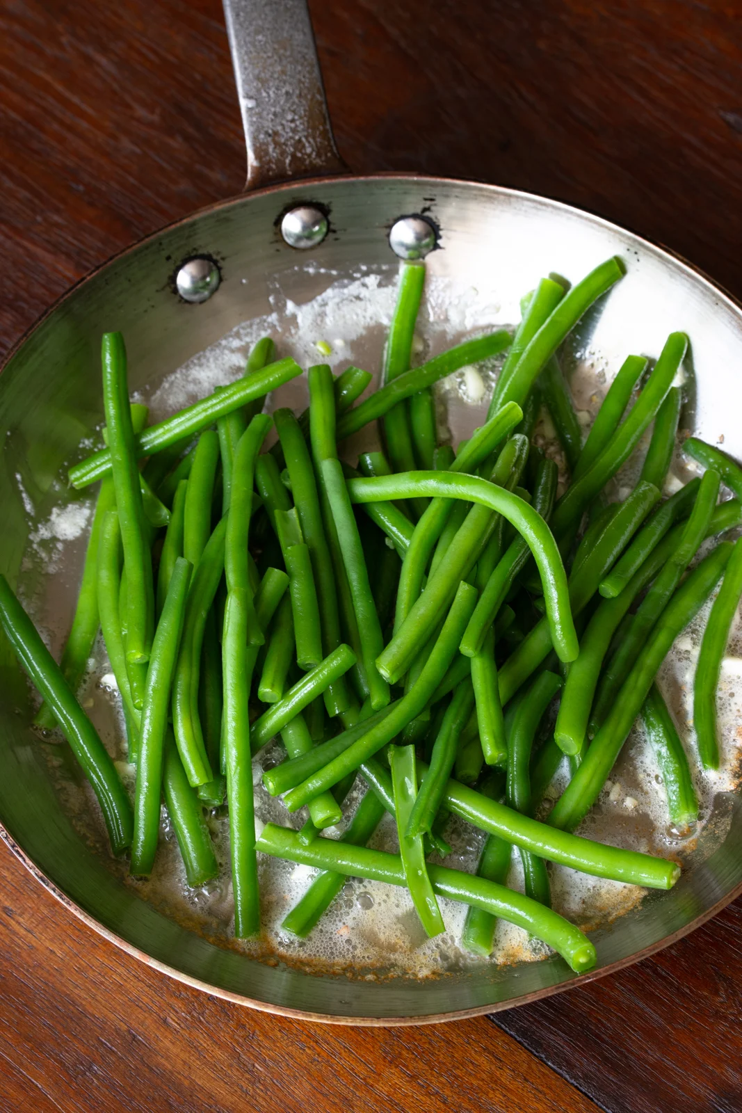 green beans in skillet