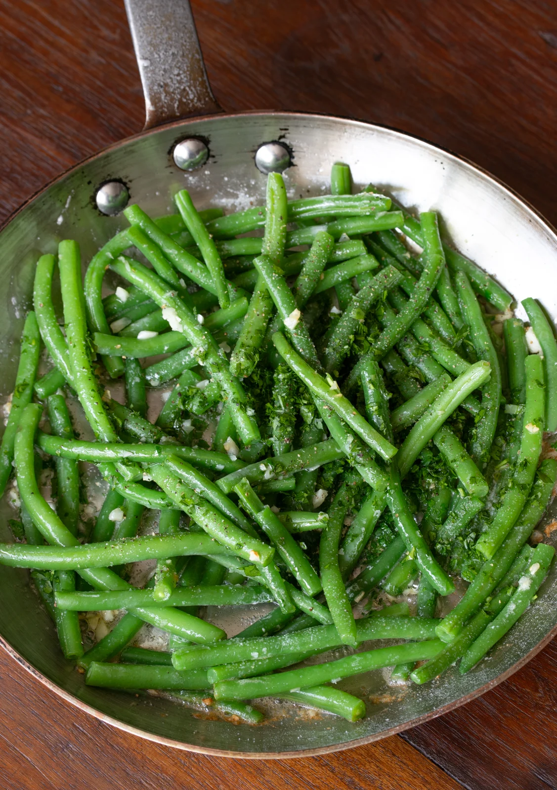 green beans in skillet