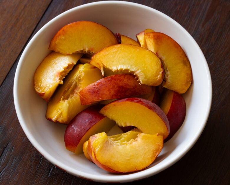 sliced peaches