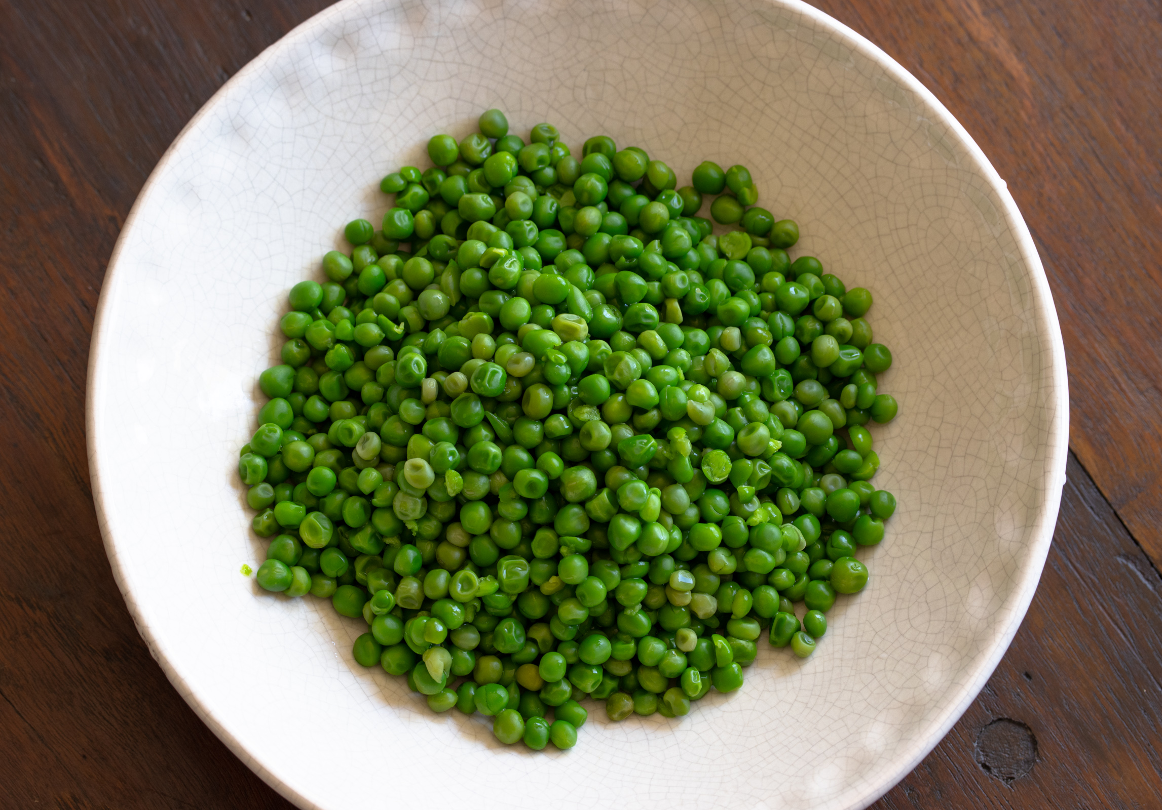 Drained cooked peas ready to be seasoned.