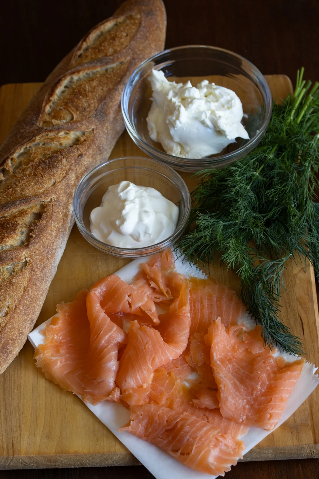Ingredients needed to make this smoked salmon appetizers.