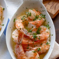 Garlic shrimp in a gratin dish with bread