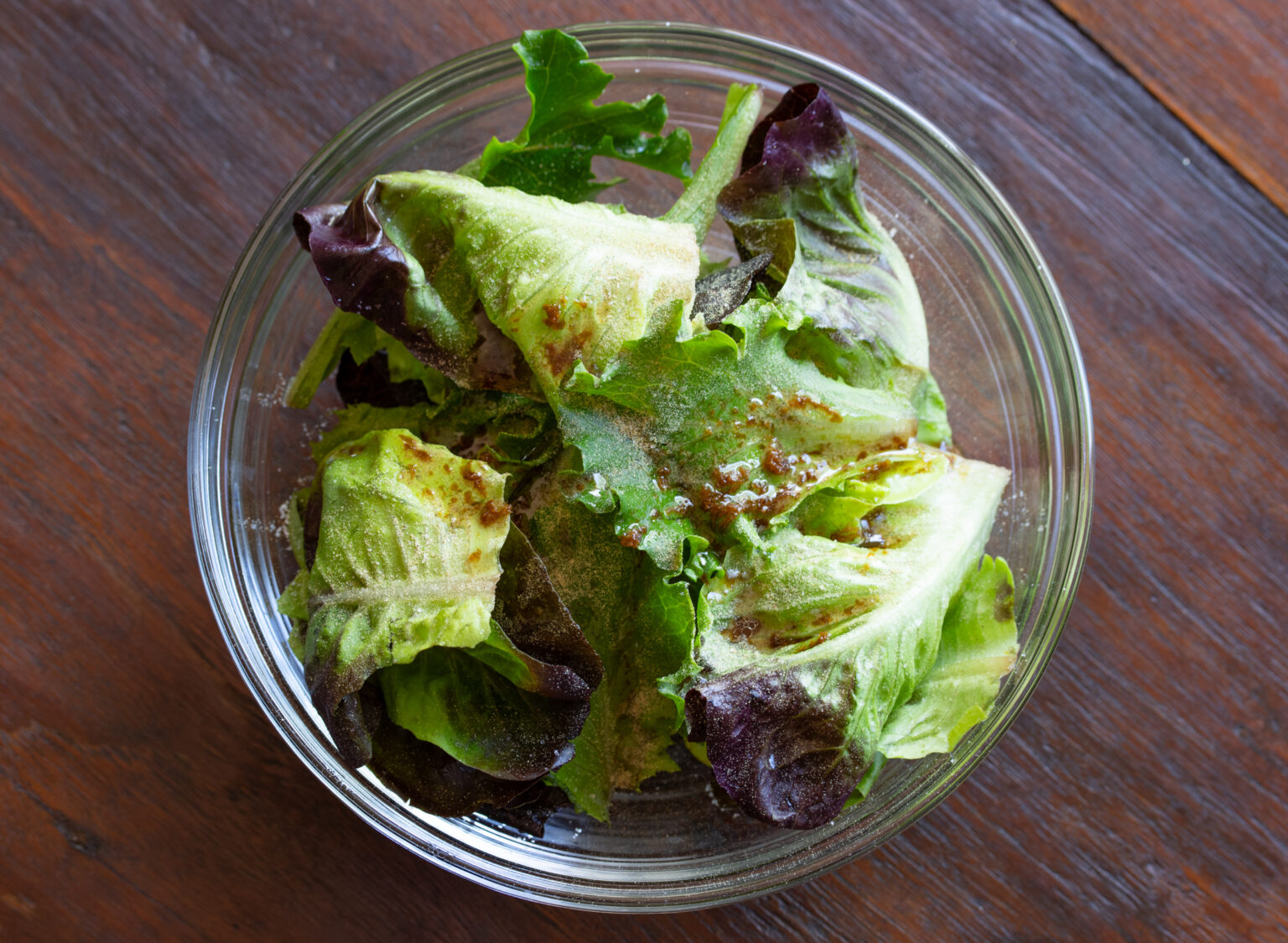 Salad seasoned with salt, white pepper a few spoonful of the soy sauce with ginger.