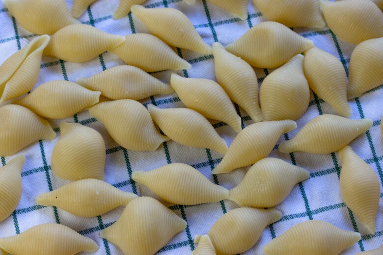 Cooked pasta drained and let it rest on a towel to remove excess moisture.