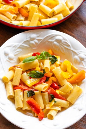 Roasted Bell Pepper Sauce with Garlic, Basil and Pasta