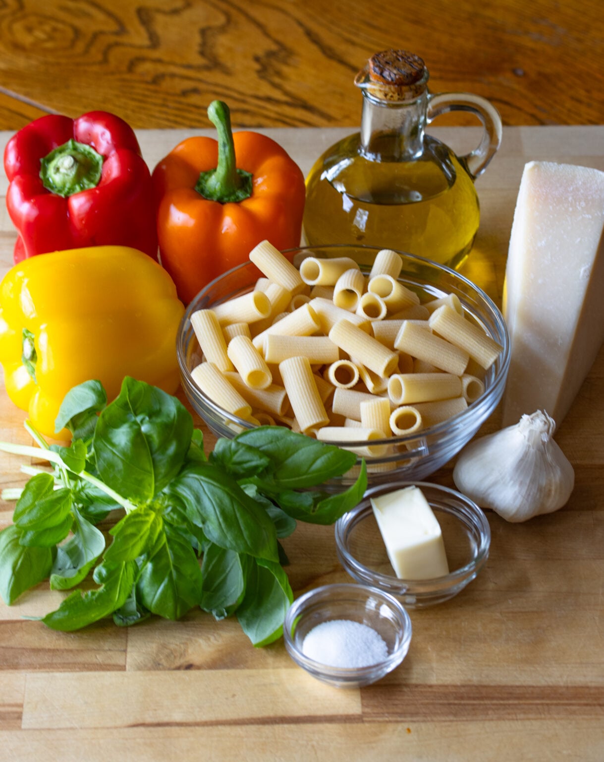 Ingredients necessary to make this amazing bell pepper sauce for pasta.
